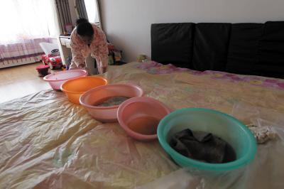 休宁楼上漏水，住户失联，小区没物管，业主维权难！律师来支招……